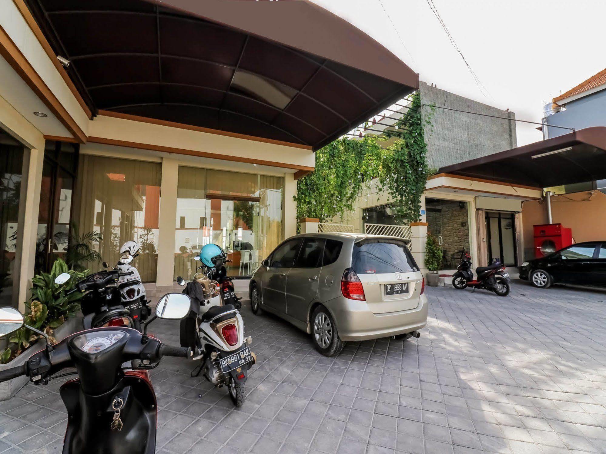Dee Mansion Hotel Денпасар Екстериор снимка